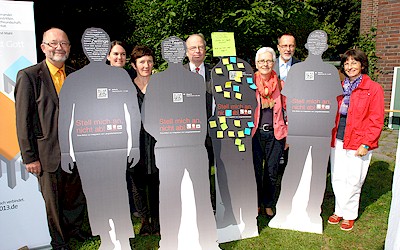 Die 'stummen Kollegen' (v.l.n.r.) Anita S. - Klaus R. - Bernd K. und Tony S.) und die Krefelder Akteure: (v.l.n.r) Erhard Beckers, Geschftsfhrer SKM - Tanja Himer, Geschftsfhrerin SkF, Tamara Schubert, Geschftsfhrerin IN VIA - Josef Radler, Pfarrer - Ulla Dietz, Vorsitzende  SkF - Hans-Georg Liegener, Geschftsfhrer RCV - Barbara Kabbani, Vorsitzende IN VIA