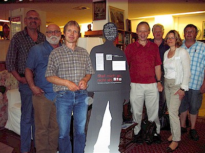 Auf dem Foto mit Günter L. die VertreterInnen von fairKauf Heinsberg, fairKauf Krefeld, Volksverein Mönchengladbach und Möbel und Mehr Jülich Auf dem Foto mit Günter L. die VertreterInnen von fairKauf Heinsberg, fairKauf Krefeld, Volksverein Mönchengladbach und Möbel und Mehr Jülich