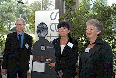Sabrina O. zwischen Prof. Dr. Andreas Wittrahm (Diözesancaritasverband), Prof, Dr. Karin Böllert (Uni Münster) und Alice Teeuwen (Diözesancaritasverband) bei der Dialogtagung in den Kurparkterassen Sabrina O. zwischen Prof. Dr. Andreas Wittrahm (Diözesancaritasverband), Prof, Dr. Karin Böllert (Uni Münster) und Alice Teeuwen (Diözesancaritasverband) bei der Dialogtagung in den Kurparkterassen