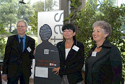 Sabrina O. zwischen Prof. Dr. Andreas Wittrahm (Dizesancaritasverband), Prof, Dr. Karin Bllert (Uni Mnster) und Alice Teeuwen (Dizesancaritasverband) bei der Dialogtagung in den Kurparkterassen