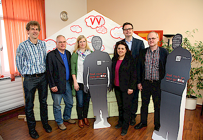 v.l.n.r.: Matthias Merbecks (Volksverein), Hans-Joachim Stockschläger (FDP), Steffi Neumann (Volksverein), Gülistan Yüksel (SPD), Dr. Günter Krings (MdB, CDU), Bernhard Clasen (Linke) - entschuldigt aus beruflichen Gründen war Dr. Gerd Brenner (Grüne) v.l.n.r.: Matthias Merbecks (Volksverein), Hans-Joachim Stockschläger (FDP), Steffi Neumann (Volksverein), Gülistan Yüksel (SPD), Dr. Günter Krings (MdB, CDU), Bernhard Clasen (Linke) - entschuldigt aus beruflichen Gründen war Dr. Gerd Brenner (Grüne)